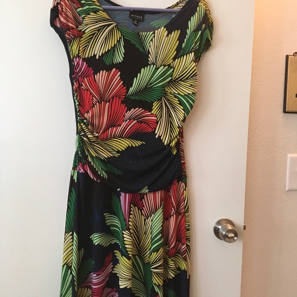 Tropical print short sleeve dress mid length.